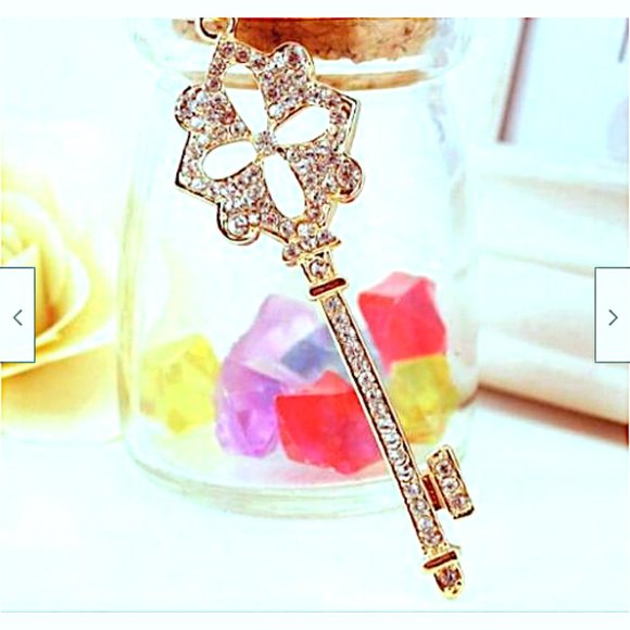 Jewelry - Beautiful Sparkly White Crystal Rhinestone KEY Pendant 24"-26" Goldtone Necklace